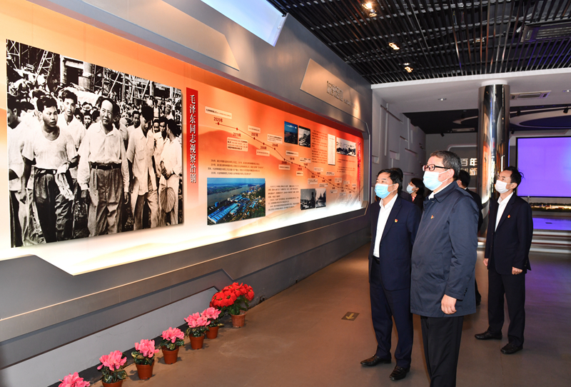 中信泰富特鋼集團黨委書(shū)記、董事(shì)長(cháng)錢(qián)剛陪同湯學斌副組長(cháng)一(yī)行(xíng)參觀展廳。_副本.jpg